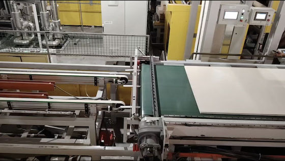 kaufen Maschine zum Pressen von Partikelplatten aus Melamin-Plywood-Laminat Kurzzykluslinien 4'×8' 5'×8' online manufacture